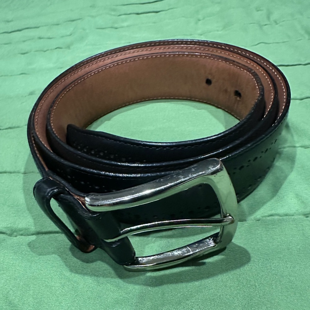 Allen Edmonds Made in USA
Men's Black and Brown Leather Belt
SIZE 42
